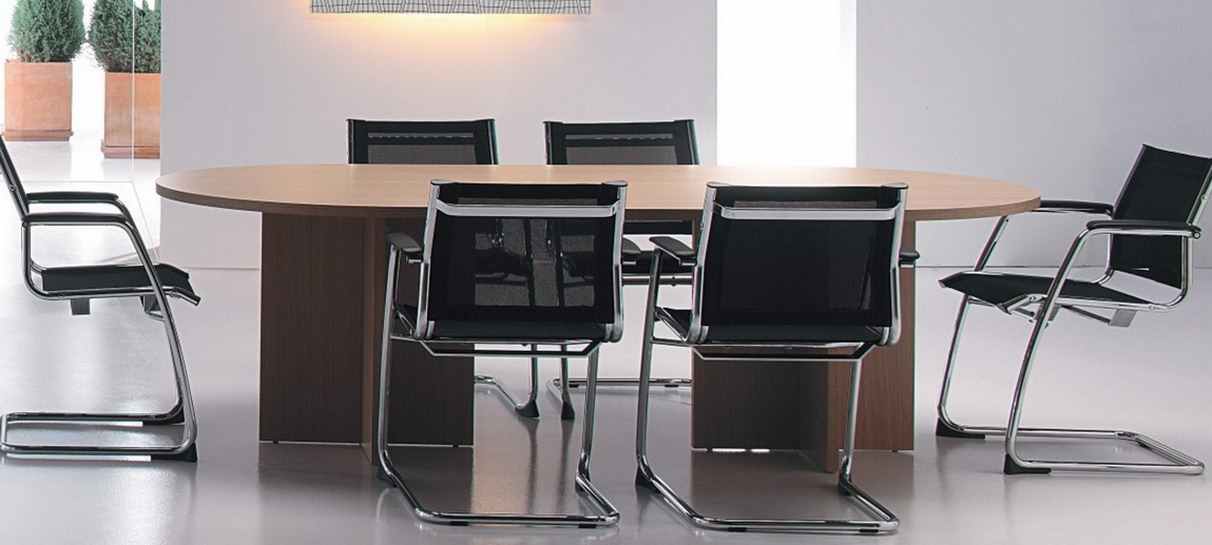 mesa de reuniones de madera oscura